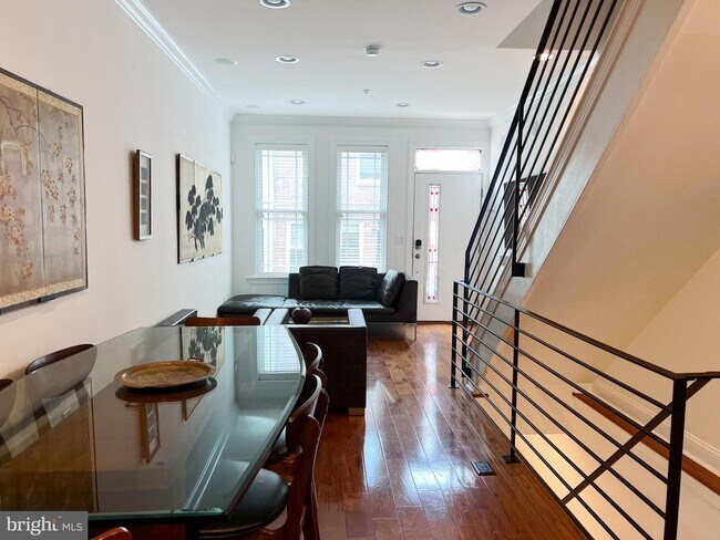 Photo - 2241 Cross St