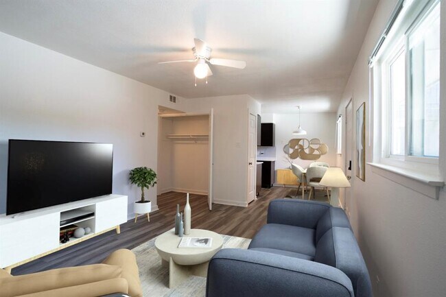 Photo - 7945 Gault St Unidad 202