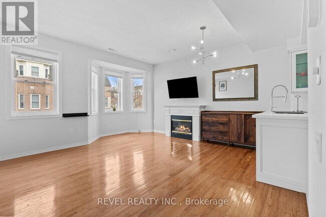 Photo - 760 Lawrence Ave W