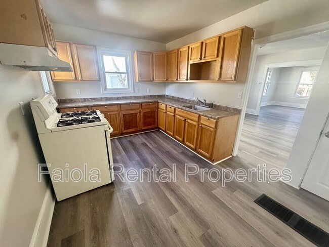 Photo - 706 Buck St