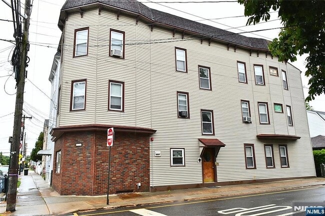Building Photo - 139 Ray St Unit 2