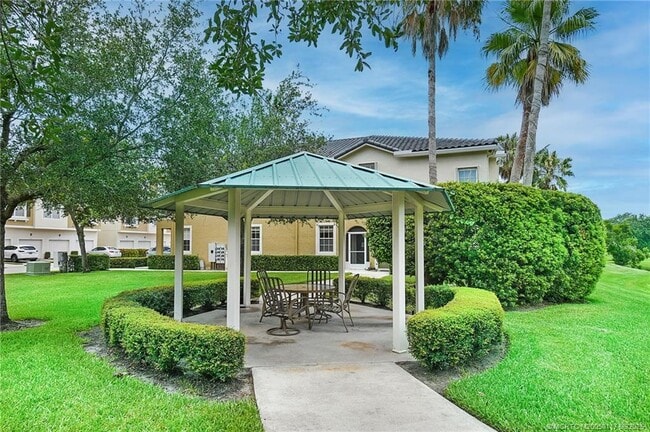 Photo - 1550 SE Hampshire Way Unidad 104 Rental