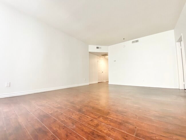 Photo - 125 N Doheny Dr Unit 205