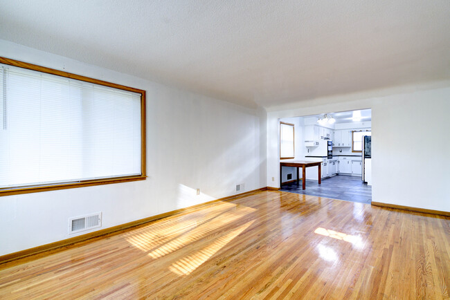 Living Room - 949 Hawthorne Ave E House