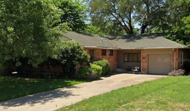 Building Photo - 3 Bed 2 Bath Available June