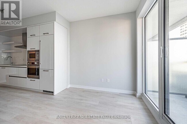 Photo - 2221 Yonge St Unit 2710