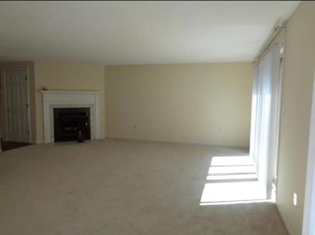 4 Sunflower Ln Unit 4 Sunflower Ln, Nashua, NH 03063