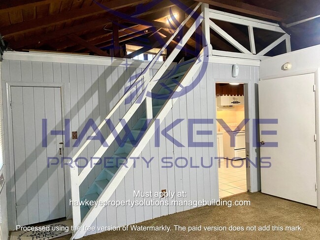 817 W Queen St