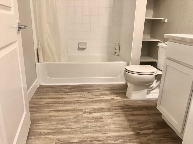 Guest Bath - 981 S Sable Blvd Unit 107