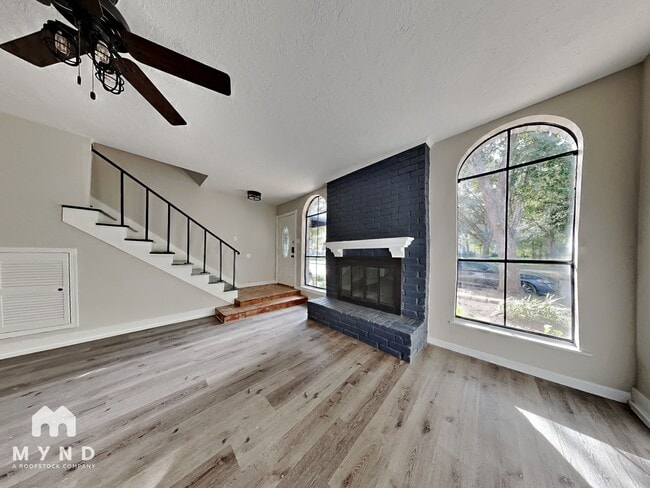 Photo - 2052 Lakeside Dr