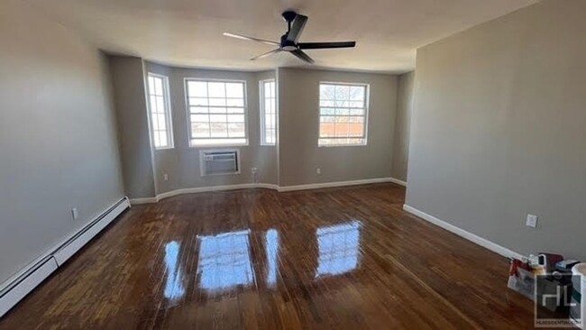 FRESHLY RENOVATED 3 BEDROOMS/2 FULL BATHR... - FRESHLY  RENOVATED 3 BEDROOMS/2 FULL BATHR... Apartment Unit 3