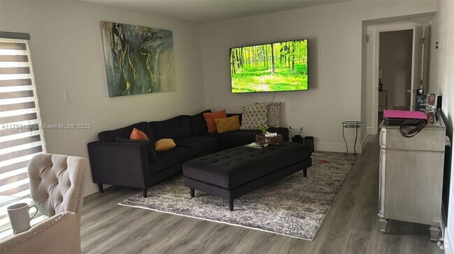 Building Photo - 370 E Laurel Dr Unit 3E Rental