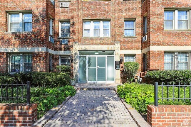 Building Photo - 3028 Wisconsin Ave NW Rental