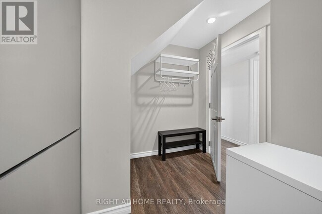Photo - 1599 Sandgate Crescent