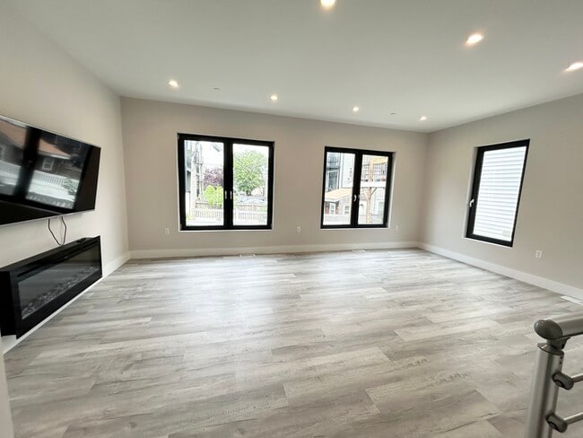 Building Photo - 239 W 3rd St Unit R