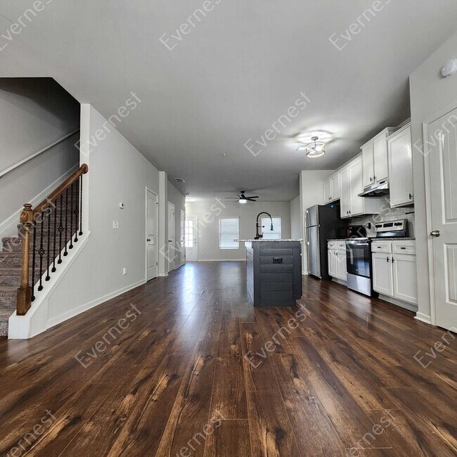 Photo - 1563 Iris Walk