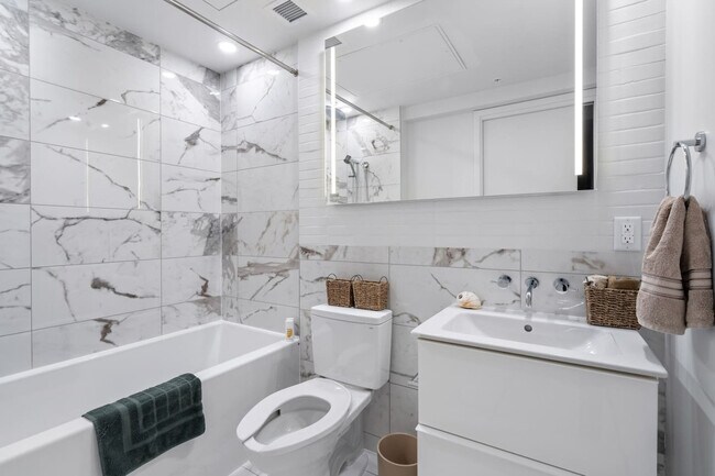 Photo - 239 Keefer St