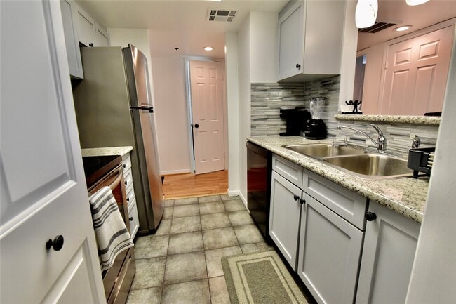 Building Photo - 3525 Sage Rd Unit 701