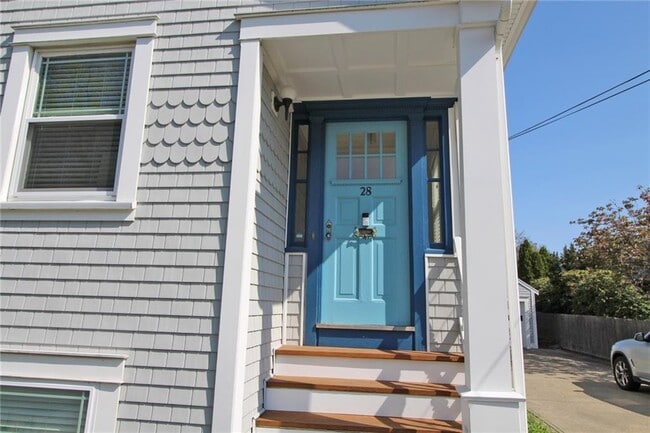 28 W Narragansett Ave