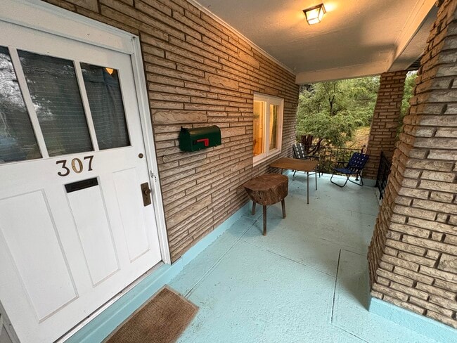 Front Porch - 307 Parklyn St