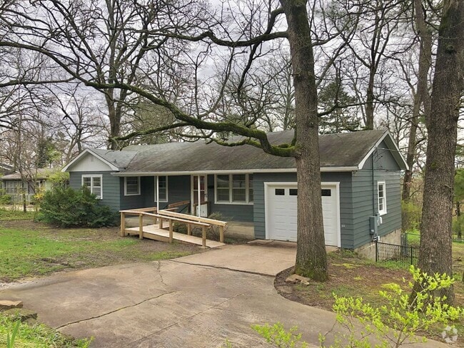 Building Photo - 3 bedroom, 2 Bath House Near University of...