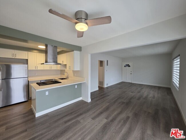 Building Photo - 2026 Oak St Unit 4 Rental