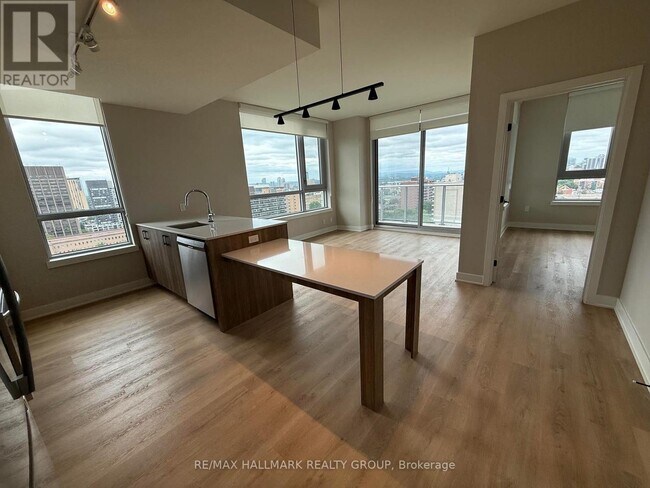 Photo - 275 Carling Ave Unit 1207