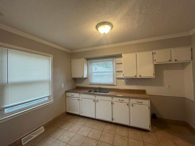 Photo - 15755 Woodbine Ave