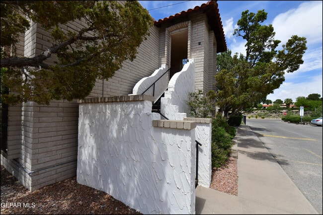 Building Photo - 6201 Escondido Dr Unit 17D