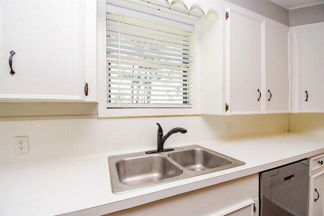 Photo - 1119 Edgewood Dr