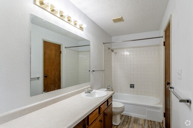 1BR, 1BA - 750 SF