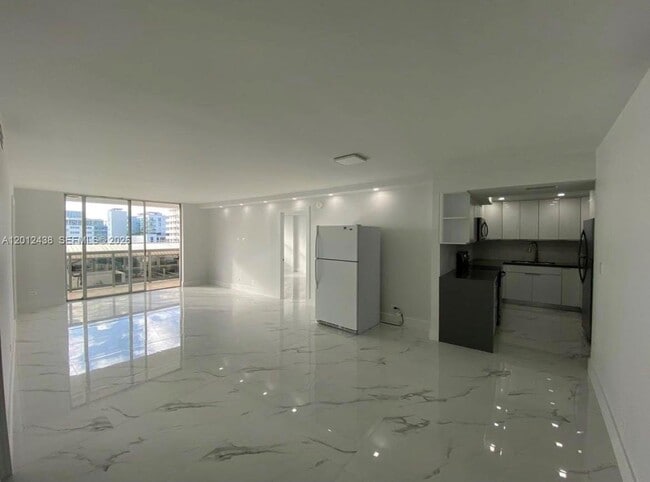 Building Photo - 6039 Collins Ave Unit 1033