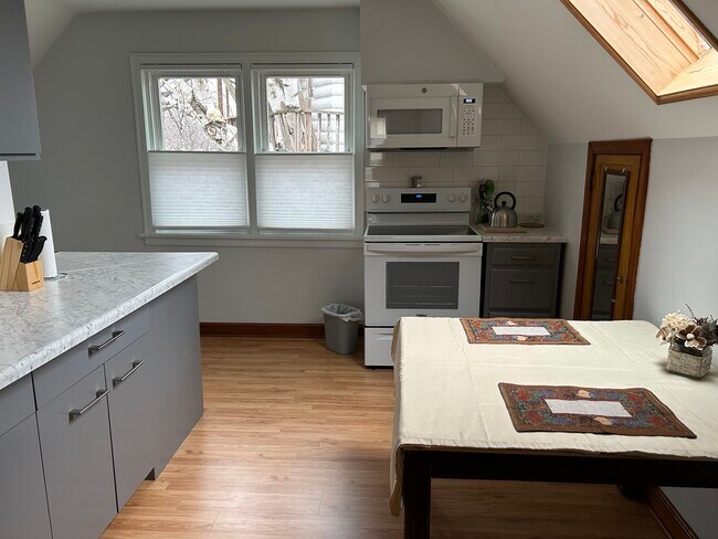 Spacious eat-in kitchen with all-new applicances - 749 Hawthorne Ave E Unit 2