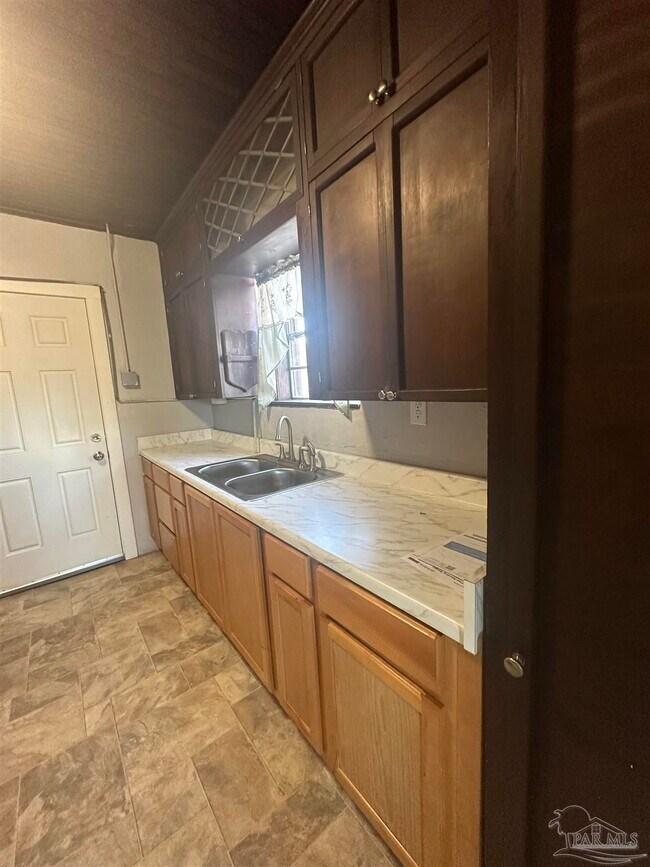 Photo - 888 Pauline St House