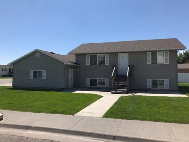 Building Photo - 2 bed, 1 bath unit with 2 car garage in Id...