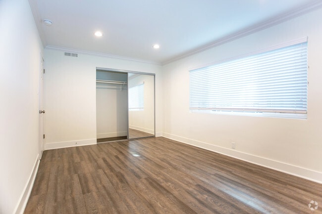 2BR, 1BA-1000 SF - Amberwood Drive Apartments