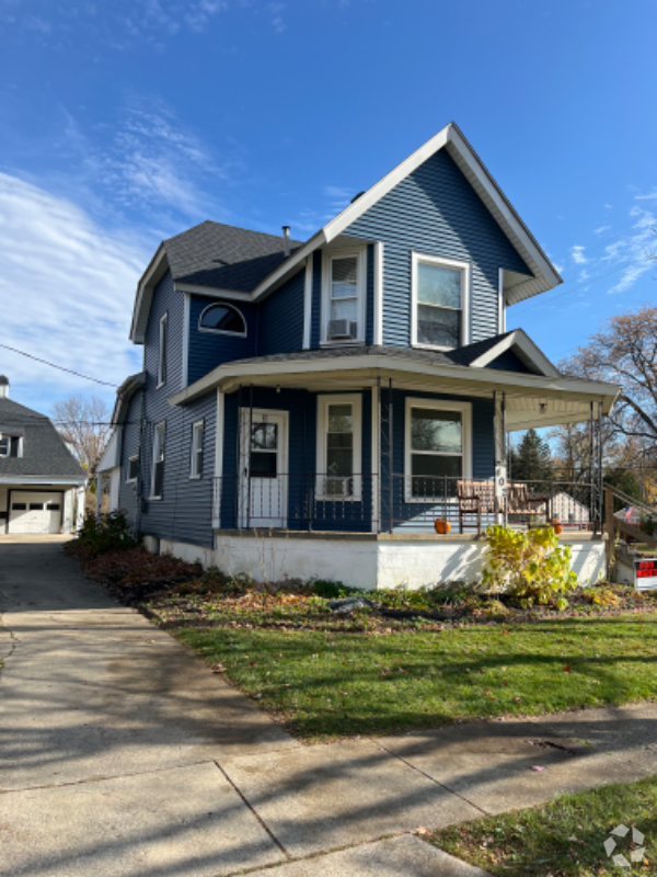 Building Photo - 702 N Lapeer St Unit Apt 3