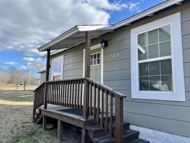 Building Photo - 904 N Peoria Ave