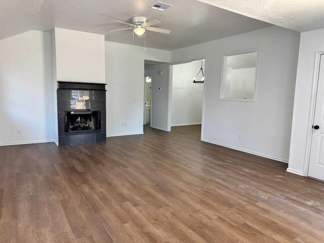 Photo - 223 W 6th St