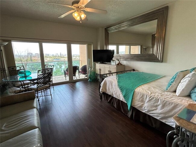 Photo - 880 Mandalay Ave Unidad 604