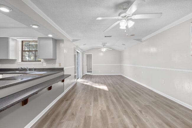 Photo - 107 Campbell St