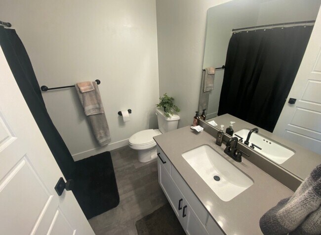 Building Photo - 1079 W 420 S