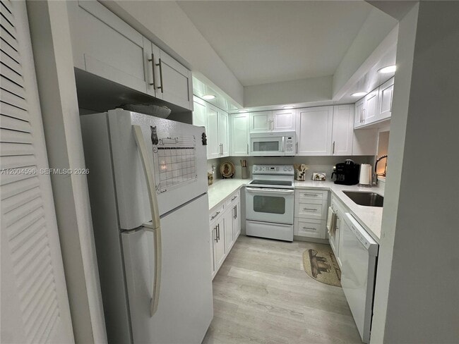 Building Photo - 12650 SW 6th St Unit 412K