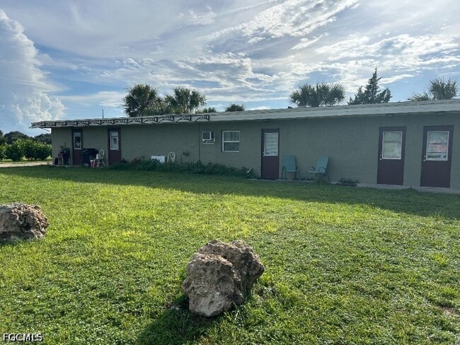Building Photo - 5099 FL-80 Unit 4