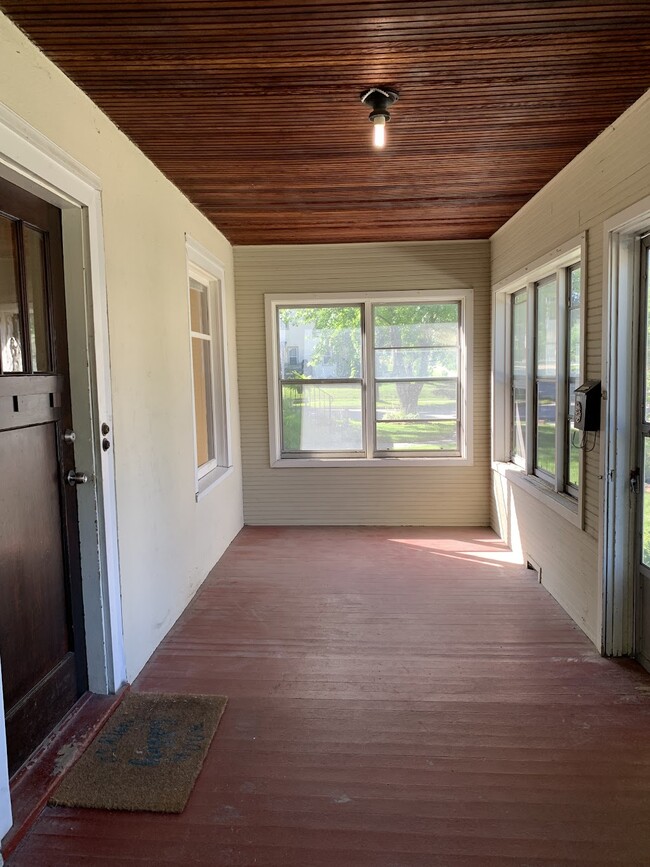 Shared entry porch - 3107 Hayes St NE Unit Upper
