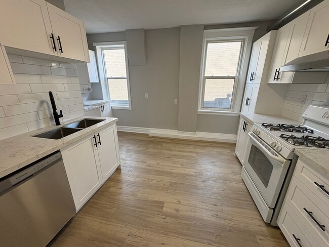 Photo - Renovated 2 Bedroom on Locke St South Unité 5