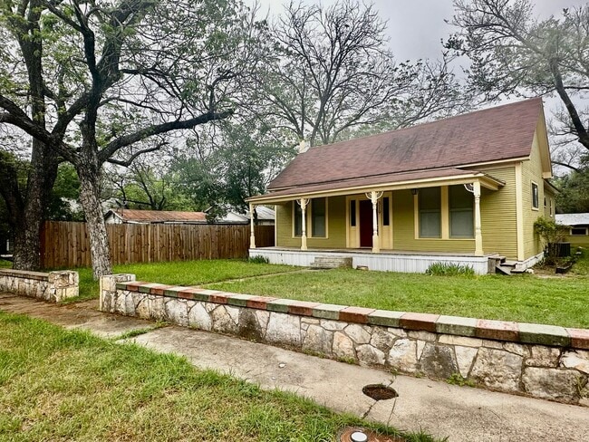 Building Photo - Centrally Located 3/2 Rental