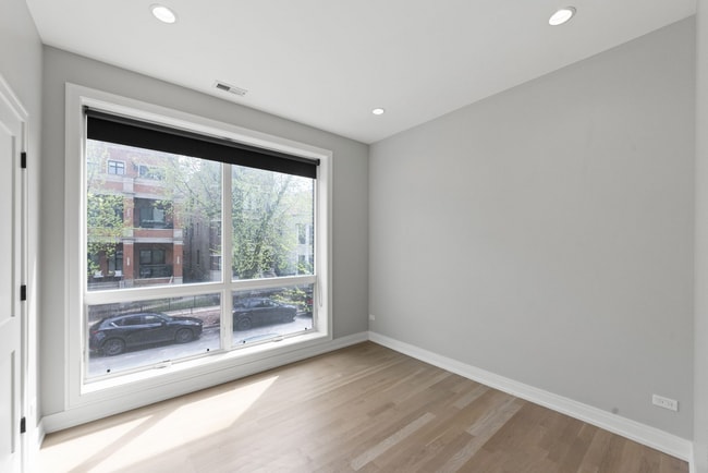 Photo - 1051 W Cornelia Ave Unit 402