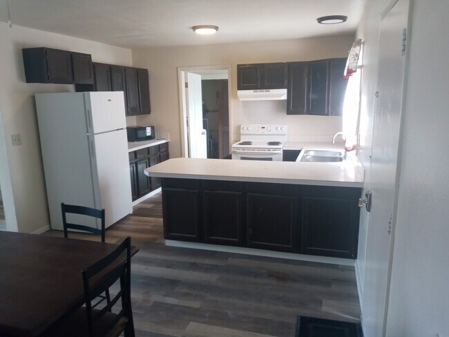 Building Photo - 380 S Wagon Wheel Dr