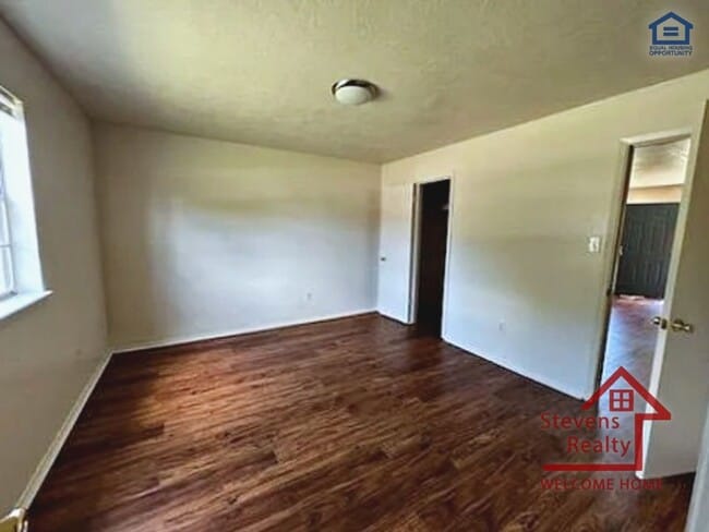 Photo - 1502 NW Kingsbury Ave